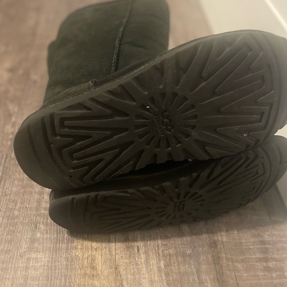 UGG classic sheepskin winter boots black women’s shoe sz 6 - Picture 3 of 4